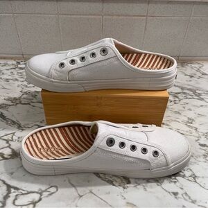 Taos Footwear EZ Soul White Canvas Slip-On Mule Sneakers with Striped Insole
